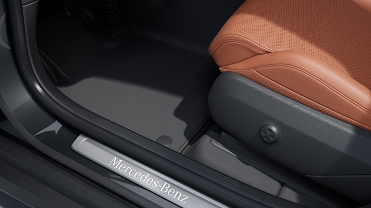 Einstiegsleisten mit "Mercedes-Benz" Schriftzug, beleuchtet und mit Wechselcover 1