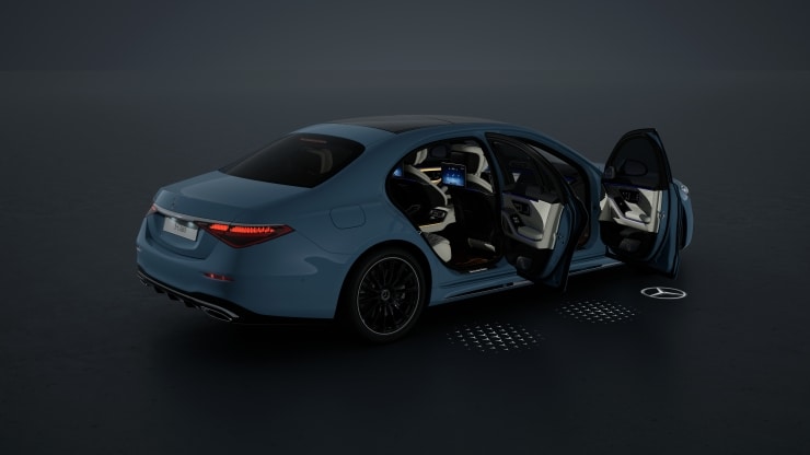 Umfeldbeleuchtung mit animierter Projektion des Mercedes-Benz Pattern&comma; 4-fach Bild 1