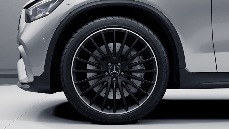 53,3 cm (21") AMG Leichtmetallräder im Vielspeichen-Design Bild 1