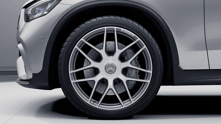 53,3 cm (21") AMG Schmiederäder im Kreuzspeichen-Design Bild 1