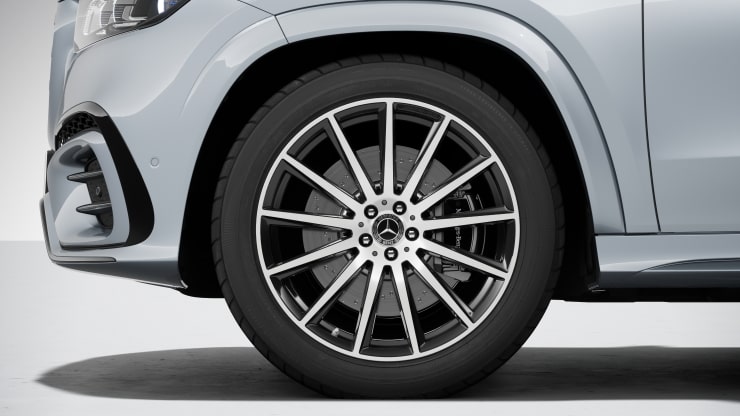 Llantas de aleaci&oacute;n AMG de 55&comma;9 cm &lpar;22"&rpar; multirradio color negro brillante y pulidas Imagen 1