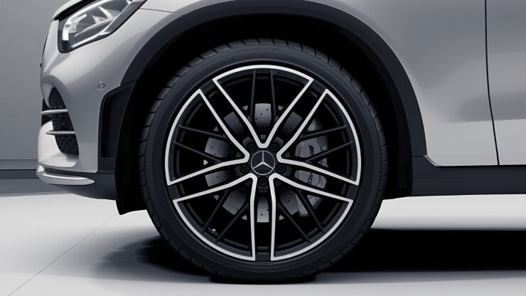 53,3 cm (21") AMG Leichtmetallräder im 5-Doppelspeichen-Design Bild 1