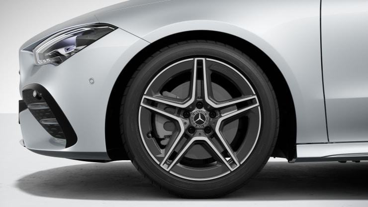 45,7 cm (18") AMG Leichtmetallräder im 5-Doppelspeichen-Design 1