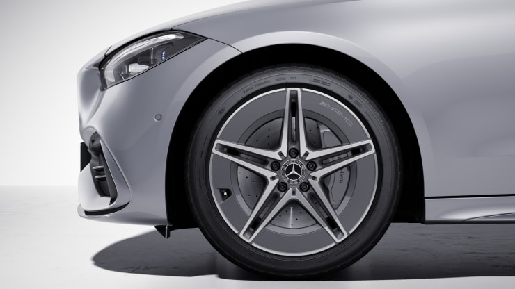 45,7 cm (18") AMG Leichtmetallräder im 5-Speichen-Design 1