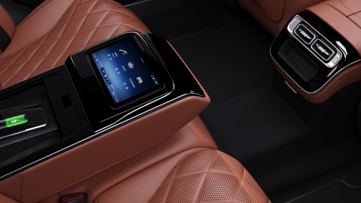 Kabelloses Ladesystem f&uuml;r mobile Endger&auml;te im Fond Bild 1