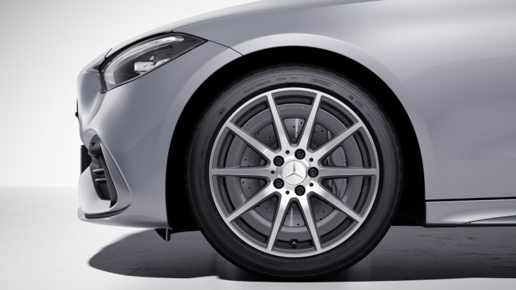 45,7 cm (18") AMG Leichtmetallräder im 10-Speichen-Design 1