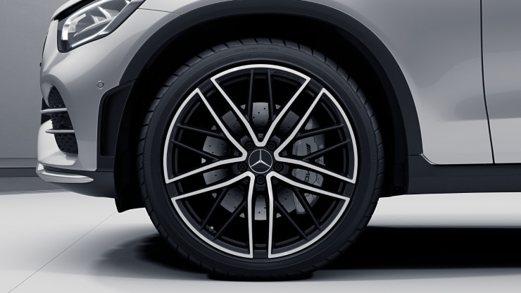 53,3 cm (21") AMG Leichtmetallräder im 5-Doppelspeichen-Design Bild 1