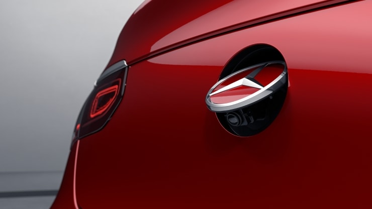 C&aacute;mara de marcha atr&aacute;s con l&iacute;neas de gu&iacute;a din&aacute;micas en el display y protecci&oacute;n contra la suciedad Imagen 1