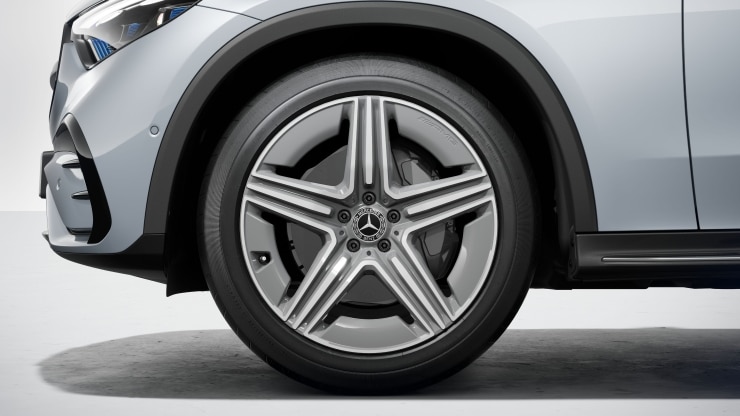 Llantas de aleación ligera AMG de 20" en diseño de 5 radios​ Imagen 1