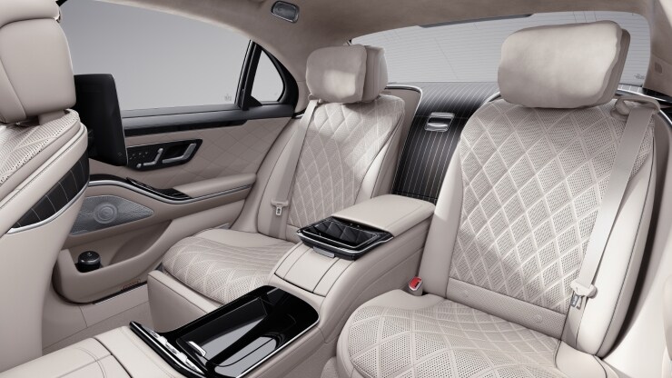 Aschenbechereins&auml;tze vorn und hinten in den Ablagef&auml;chern 2