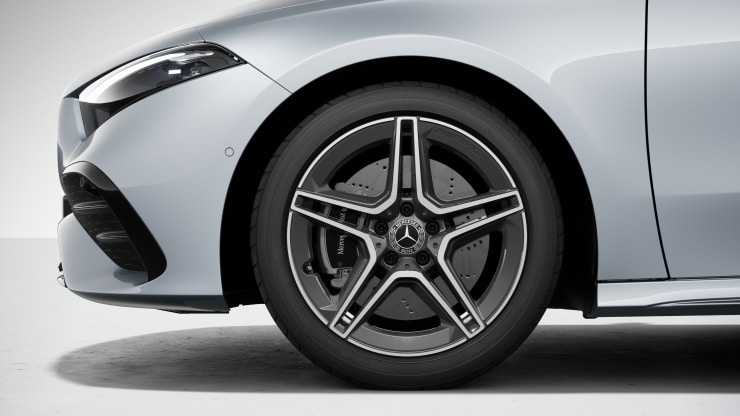 45,7 cm (18") AMG Leichtmetallräder im 5-Doppelspeichen-Design 1