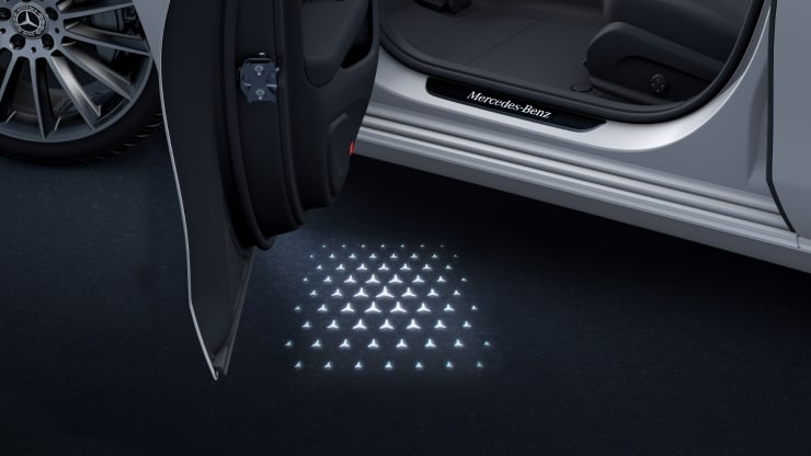 Umfeldbeleuchtung mit animierter Projektion des Mercedes-Benz Pattern, 2-fach 1