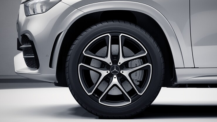 53,3 cm (21") AMG Leichtmetallräder im 5-Doppelspeichen-Design Bild 1