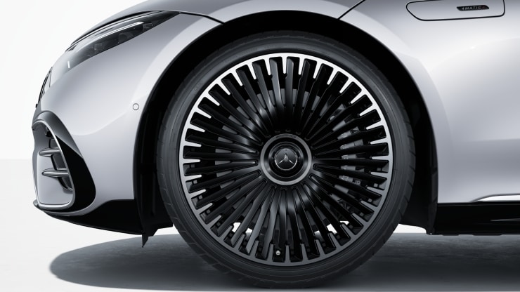 55,9 cm (22") AMG Leichtmetallräder im Vielspeichen-Design Bild 1