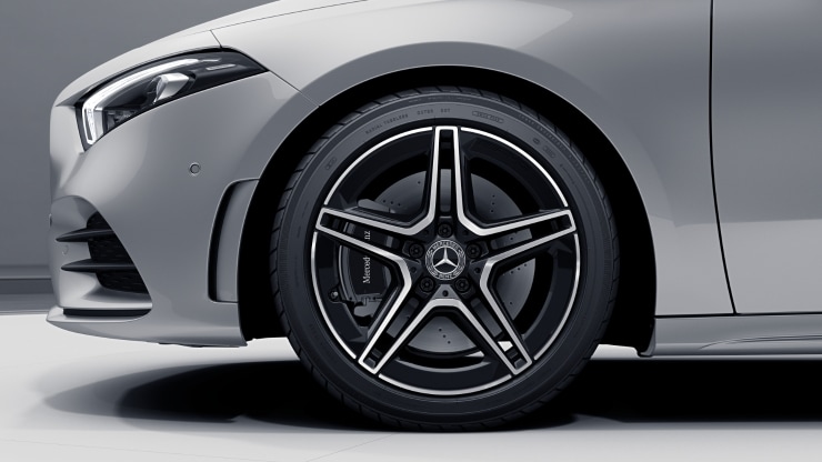 45,7 cm (18") AMG Leichtmetallräder im 5-Doppelspeichen-Design Bild 1