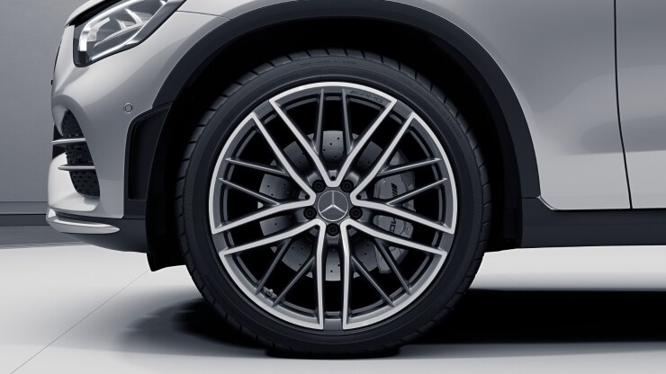 53,3 cm (21") AMG Leichtmetallräder im 5-Doppelspeichen-Design Bild 1