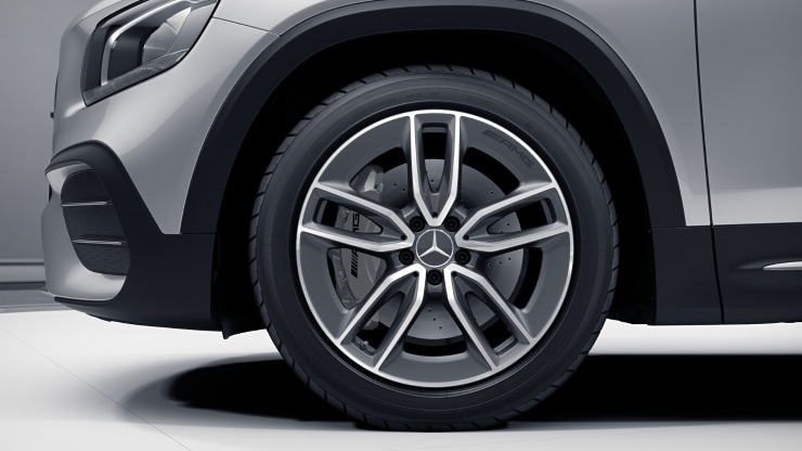 48,3 cm (19") AMG Leichtmetallräder im 5-Doppelspeichen-Design Bild 1