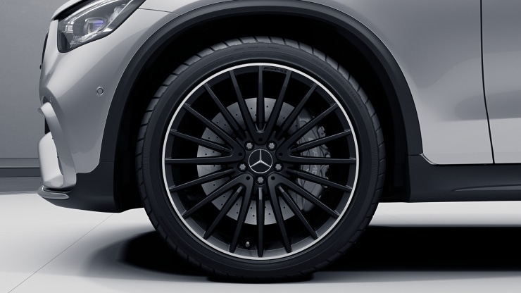 53,3 cm (21") AMG Leichtmetallräder im Vielspeichen-Design Bild 1