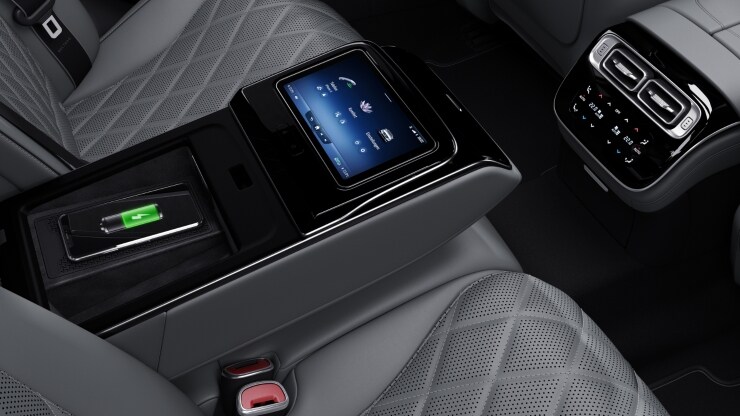 Sistema inal&aacute;mbrico de carga para dispositivos m&oacute;viles en plazas traseras Imagen 1