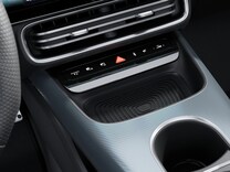 CLA Saloon 前排無線手機充電系統