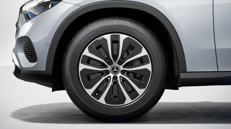 Llantas de aleaci&oacute;n de 45&comma;7 cm &lpar;18"&rpar; y 5 radios dobles color negro y pulidas a alto brillo Imagen 1