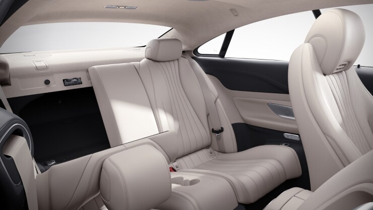 Asientos traseros con respaldos abatibles dividido en relaci&oacute;n 40&sol;20&sol;40&comma; incluyendo apoyabrazos 2