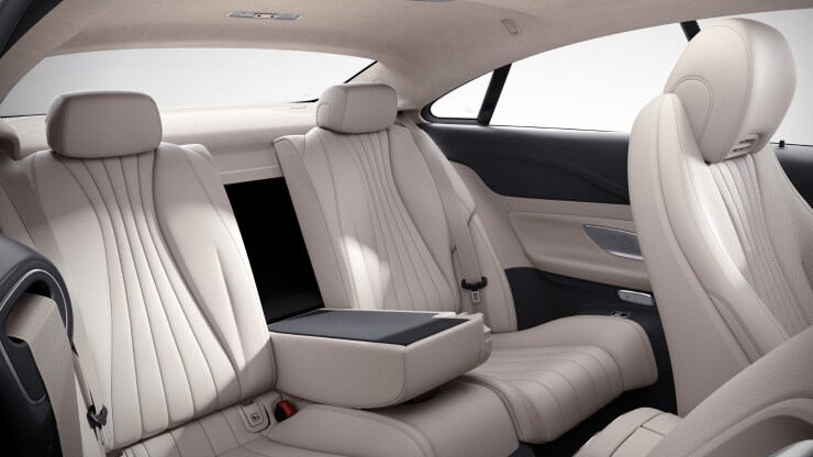 Asientos traseros con respaldos abatibles dividido en relaci&oacute;n 40&sol;20&sol;40&comma; incluyendo apoyabrazos 4