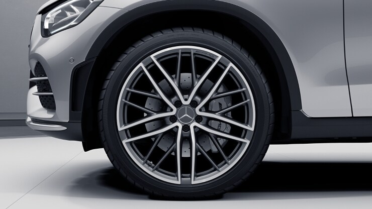 53,3 cm (21") AMG Leichtmetallräder im 5-Doppelspeichen-Design Bild 1