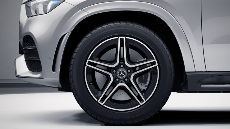 50,8 cm (20") AMG Leichtmetallräder im 5-Doppelspeichen-Design 1