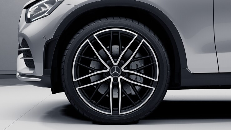 53,3 cm (21") AMG Leichtmetallräder im 5-Doppelspeichen-Design Bild 1