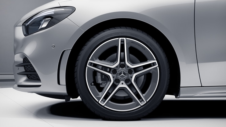 45,7 cm (18") AMG Leichtmetallräder im 5-Doppelspeichen-Design 1