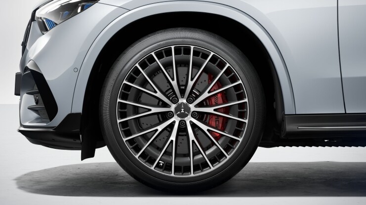 Llantas de aleaci&oacute;n AMG de 53&comma;3 cm &lpar;21"&rpar; en dise&ntilde;o de radios en Y en negro mate y pul&period; alto brillo Imagen 1