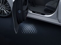 GLE Oświetlenie przestrzenne z animowaną projekcją wzoru Mercedes-Benz z przodu