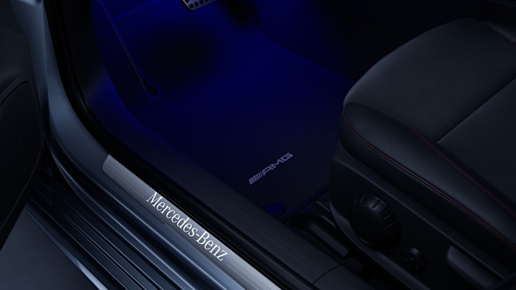 Embaladeiras das portas iluminadas com lettering "AMG" 2