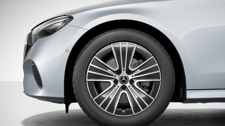 45&comma;7 cm &lpar;18"&rpar; Leichtmetallr&auml;der im 5-Speichen-Design Bild 1