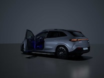 EQE SUV Oświetlenie przestrzenne z animowaną projekcją wzoru Mercedes-Benz