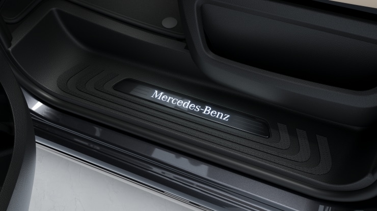 Schriftzug Einstieg Mercedes-Benz beleuchtet Bild 1
