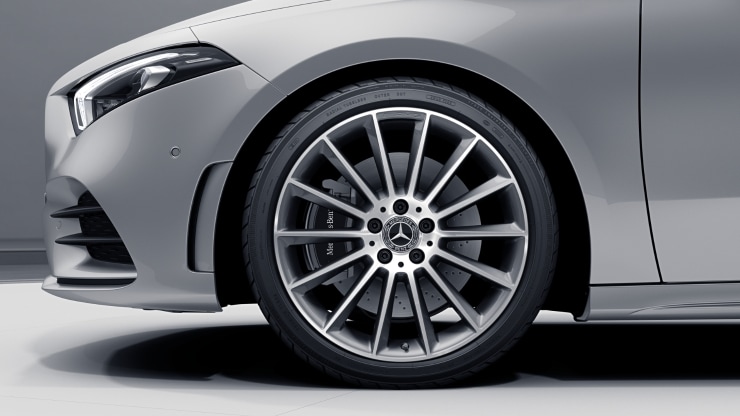 48,3 cm (19") AMG Leichtmetallräder im Vielspeichen-Design Bild 1