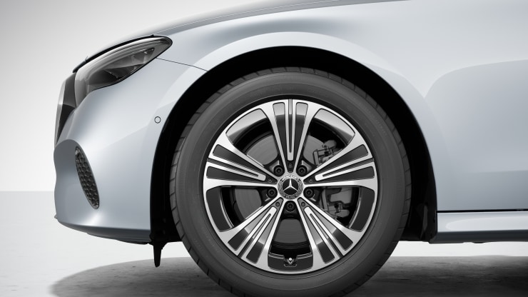 45&comma;7 cm &lpar;18"&rpar; Leichtmetallr&auml;der im 5-Speichen-Design Bild 1