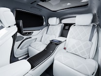 Mercedes-Maybach EQS SUV Sonnenrollos elektrisch in den Fondtüren links und rechts