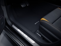 Mercedes-AMG Klasa A Podświetlane listwy progowe z napisem "AMG" i wymienną osłoną