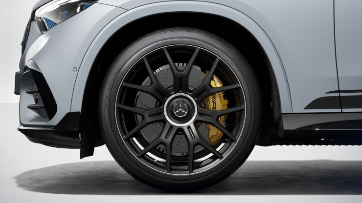 53,3 cm (21") AMG Schmiederäder im Kreuzspeichen-Design 2
