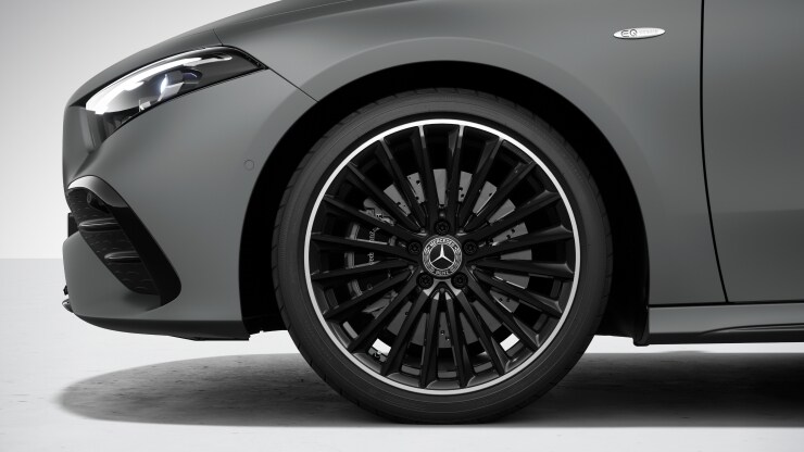 48,3 cm (19“) AMG Leichtmetallräder im Vielspeichen-Design 1