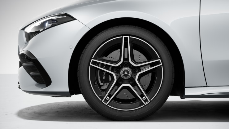 45,7 cm (18") AMG Leichtmetallräder im 5-Doppelspeichen-Design 1