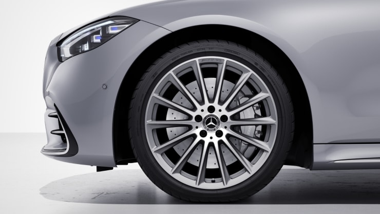 50,8 cm (20") AMG Leichtmetallräder im Vielspeichen-Design Bild 1