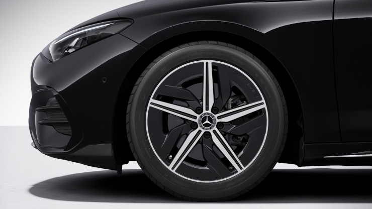 45,7 cm (18") AMG Leichtmetallräder im 5-Speichen-Design 1