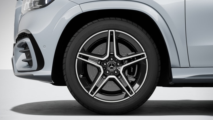 53,3 cm (21") AMG Leichtmetallräder im 5-Doppelspeichen-Design 1