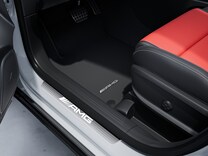 Mercedes-AMG GLA Podsvícené prahové lišty dveří s nápisem "AMG" a výměnným krytem