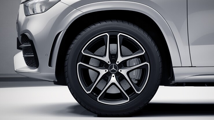 53,3 cm (21") AMG Leichtmetallräder im 5-Doppelspeichen-Design Bild 1