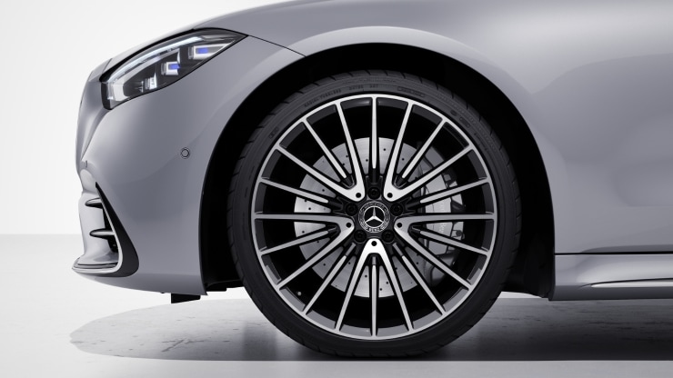 53,3 cm (21") AMG Leichtmetallräder im Vielspeichen-Design Bild 1